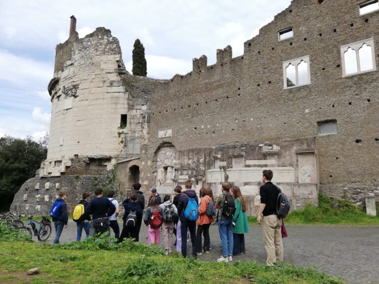 Scopri di più sull'articolo A spasso nel parco! Visite guidate a piedi per le SCUOLE nel Parco dell’Appia Antica