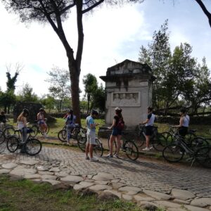 Visite guidate a piedi o in biciclette per le SCUOLE, scopri il Parco dell’Appia Antica! Ecco le nostre offerte.